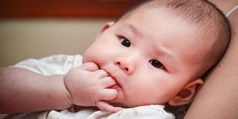 Nằm mơ em bé đang đói nên đánh con gì